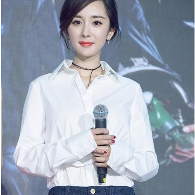 杨幂出席《真正男子汉2》发布会 白衬衫纯净干练红唇抢镜