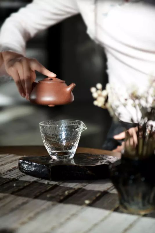 晚来天欲雪，能饮一杯无？