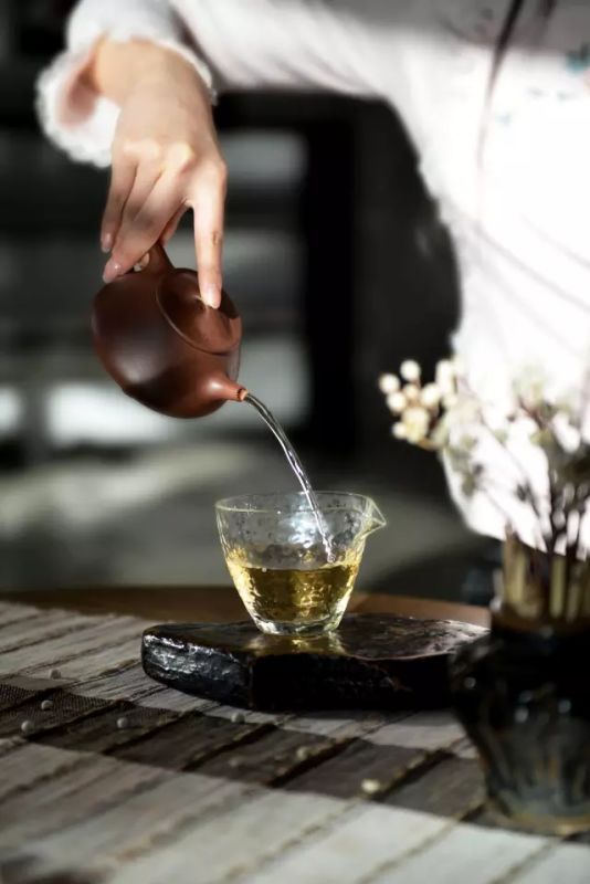 晚来天欲雪，能饮一杯无？