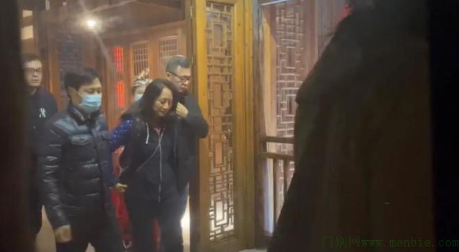 孟晚舟游张家界喝“拦门酒”,网友:祖国的山水最美,也最安全