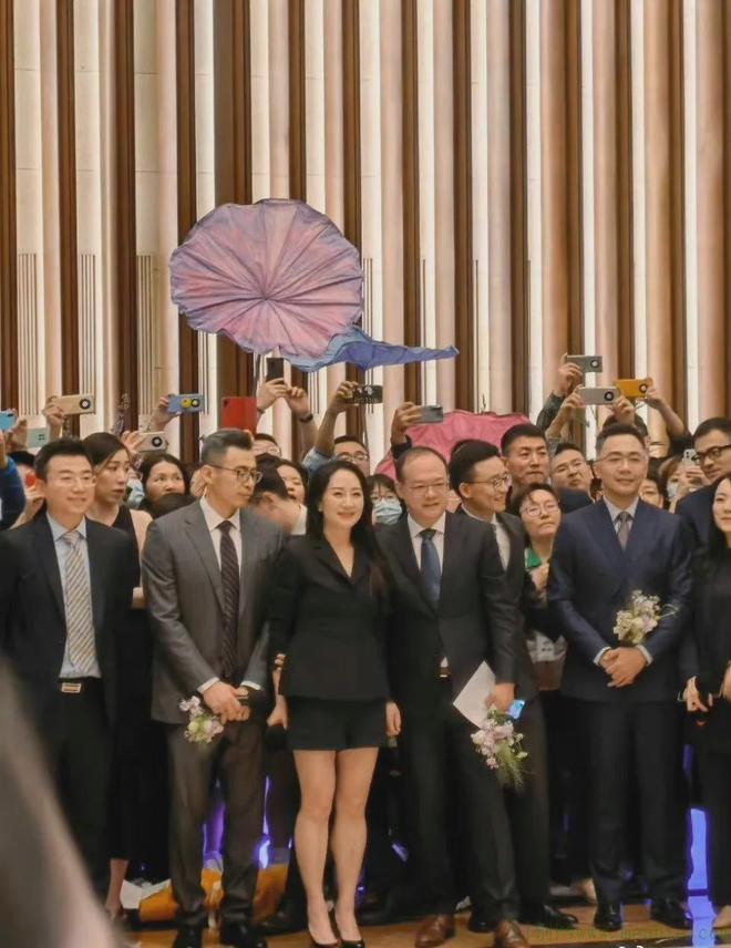 孟晚舟游张家界喝“拦门酒”,网友:祖国的山水最美,也最安全